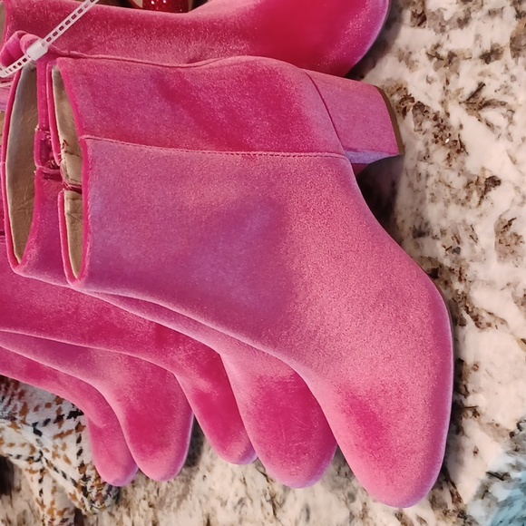 Gianni Bini, the JaydennnTwo Velvet Block Heel Booties, Barbie Pink NEW - Picture 1 of 16